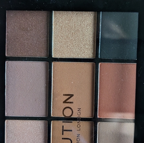 NWT Revolution Beauty Reloaded Vitality 15 color palette 13 matte 2 semi shimmer - Picture 5 of 6